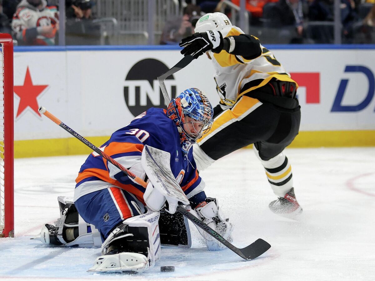    Вратарь "Нью-Йорк Айлендерс" Илья Сорокин и хоккеист "Питтсбург Пингвинз" Егор Чинахов | © REUTERS / Brad Penner