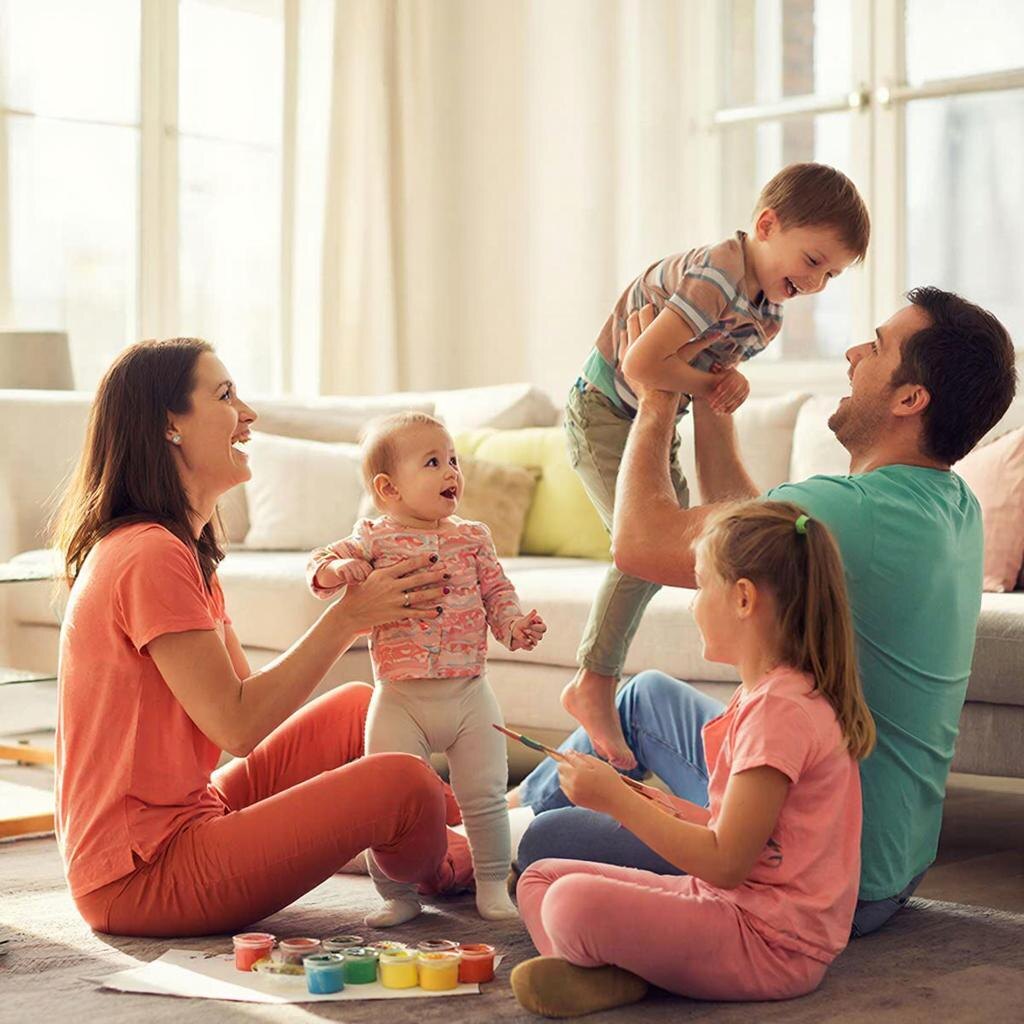 Так нейросеть по запросу создала изображение на котором родители и дети играют вместе.