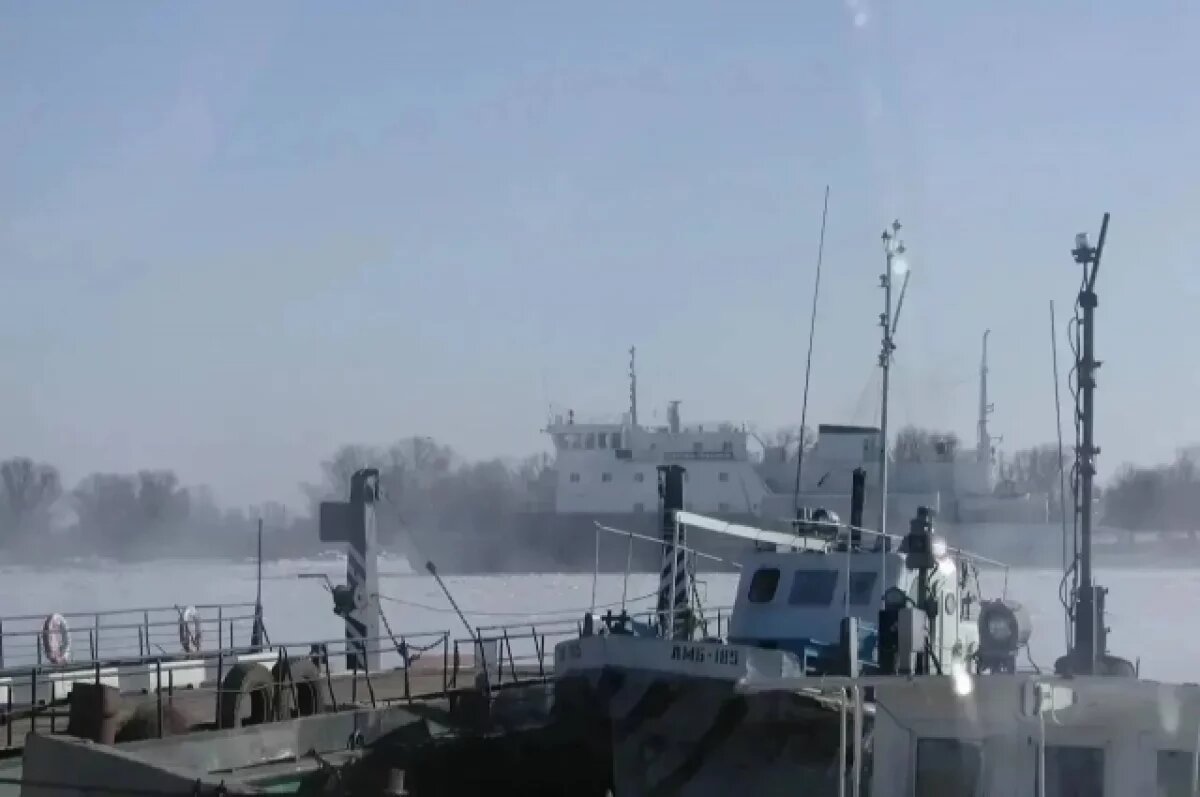    Астраханские переправы заработали благодаря помощи ледоколов
