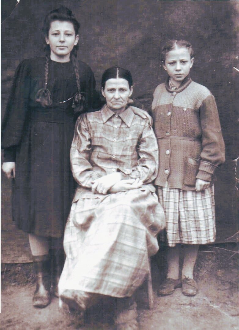 Галя (справа) с мамой и сетрой. 1950-е годы.