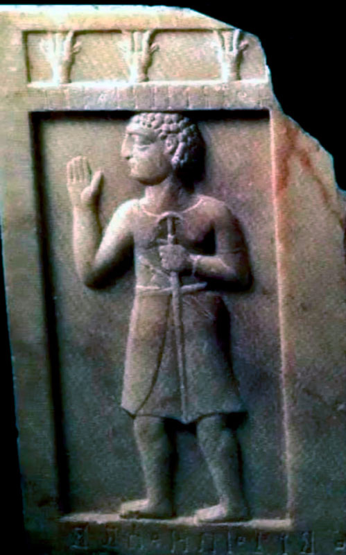 Исторические данные указывают на то, что её появление относится к третьему тысячелетию до нашей эры. Это подтверждают надгробия, до сих пор существующие в мухафазе Хадрамаут в Йемене. На камнях, очерчивающих древние могилы того времени, высечено изображение полулунного кинжала. Эти надгробия являются одними из древнейших свидетельств, и их история, возможно, восходит к VII веку до нашей эры, что также раскрывается статуей «Мааддикариба», на которой изображена джамбия в её первоначальном виде; она была обнаружена в ходе археологических раскопок в начале 1950-х годов.Другие надписи, датируемые X веком до нашей эры, свидетельствуют о том, что химьяритский царь Шаммар Йархиш (один из древнейших царей Йемена) уже носил йеменскую джамбию.