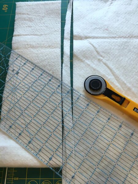 убедитесь, что срез перпендикулярен сгибу и утеплитель не будет зигзагообразным.
