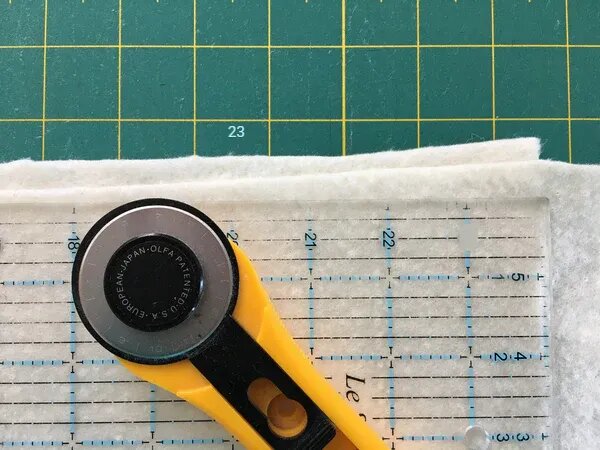 Если у вас довольно длинные куски утеплителя, их можно обрезать по отдельности.