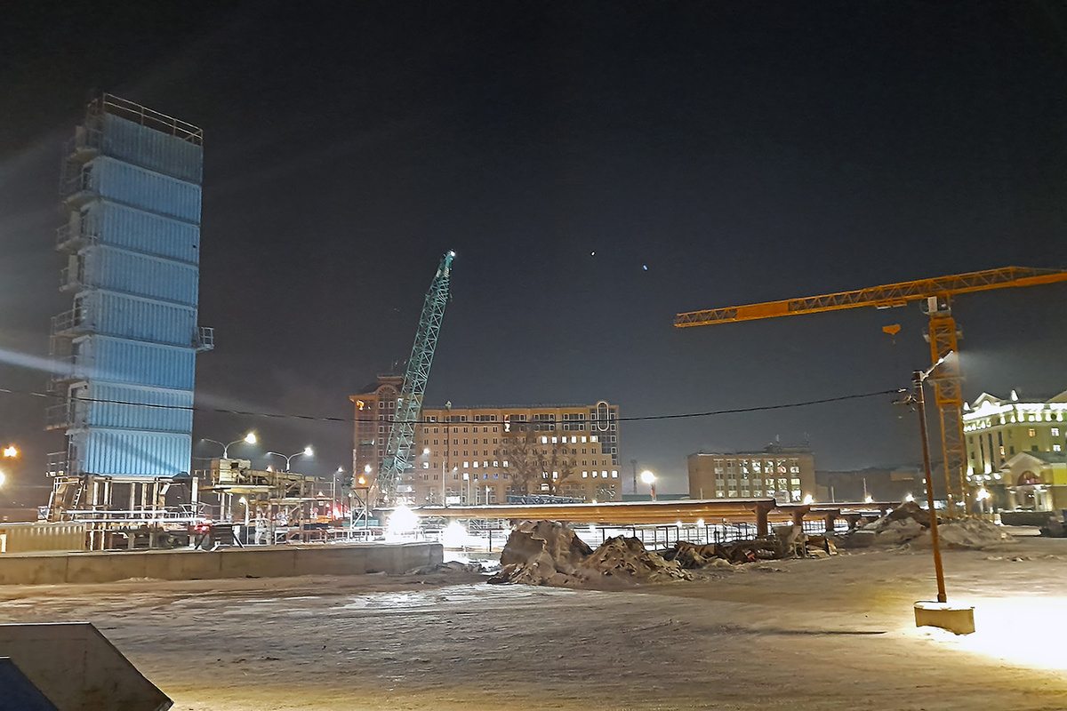     Вот так выглядит сейчас будущая станция «Вокзальная». Прямо – котлован, а слева – та самая контейнерная башня