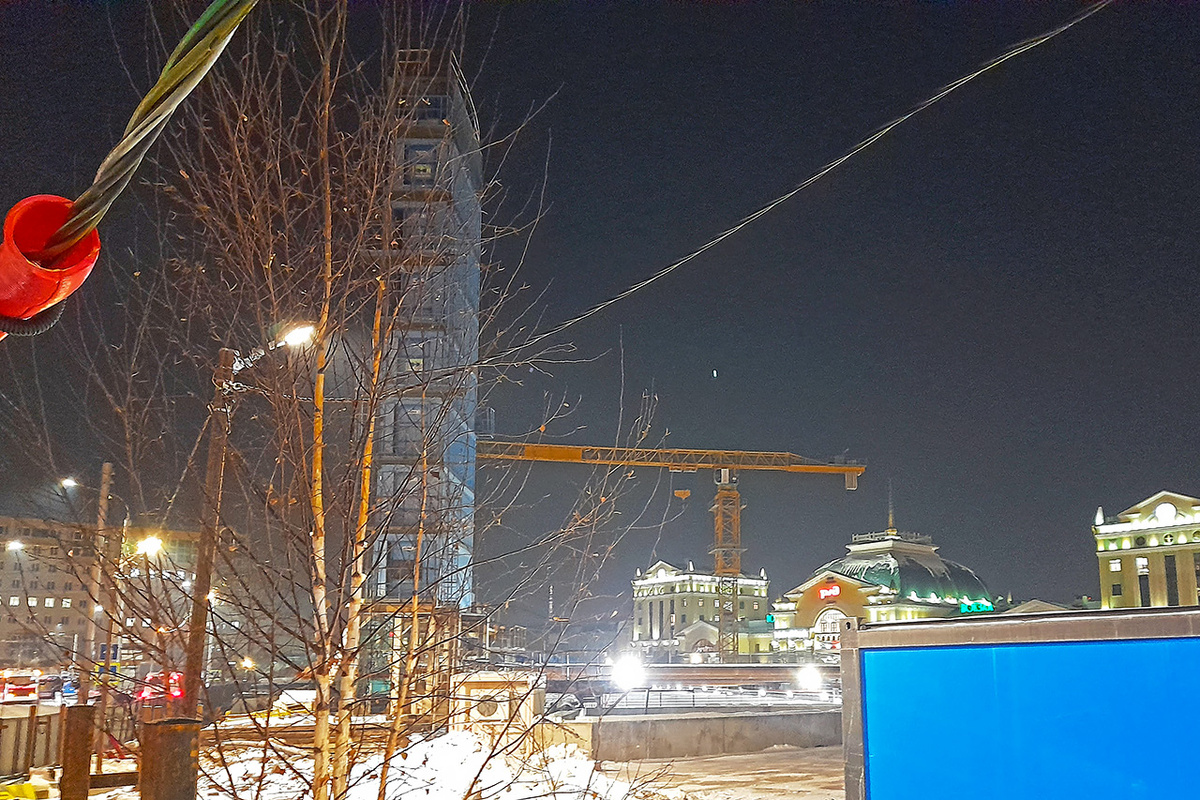     Башня из восьми поставленных друг на друга контейнеров удивляет своими размерами