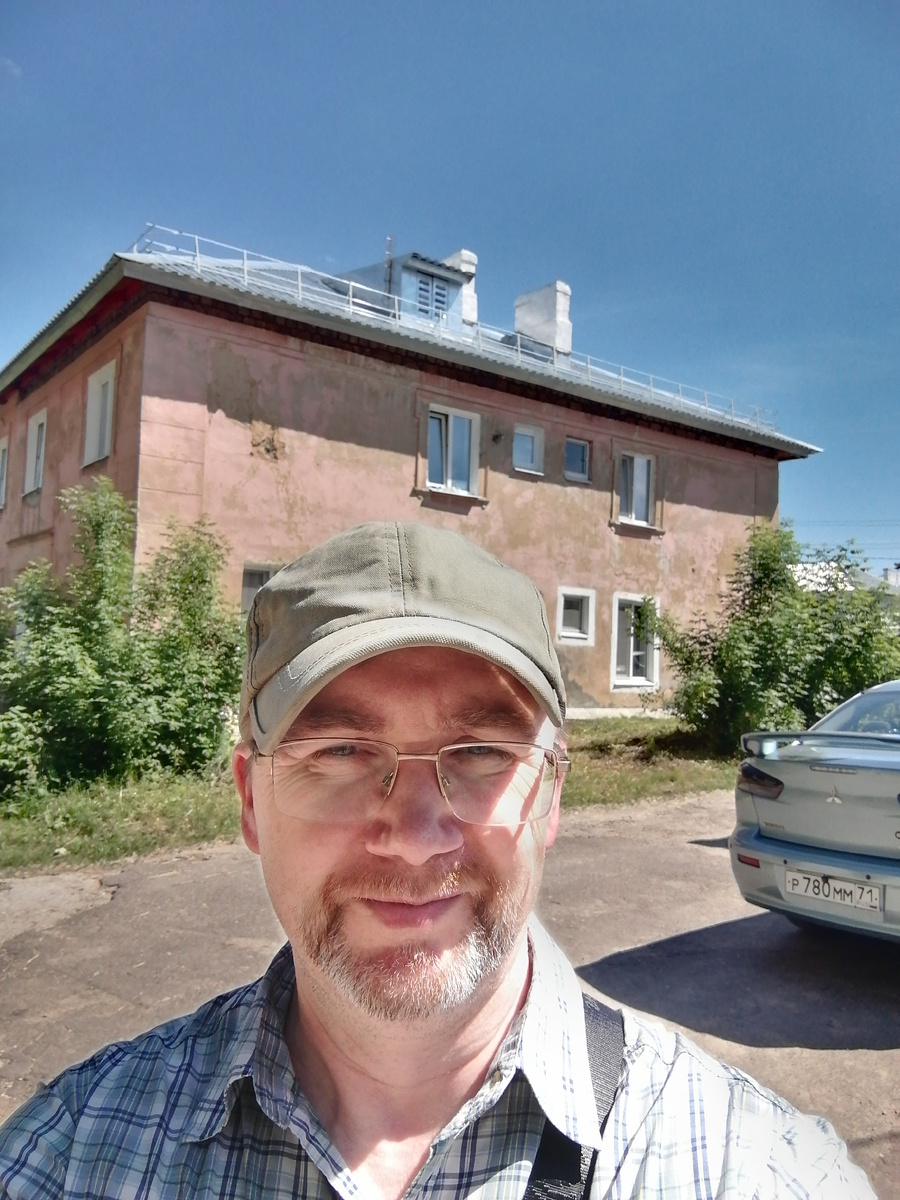 Сэлфи на фоне дома №25 на улице Школьной, в котором Дед прожил с 1953 по 2010 год. Фото 2024 года. Из личного архива.