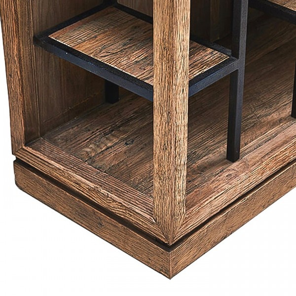 Состаренное дерево, с его богатой текстурой и историей, рассказывает свою собственную повесть.