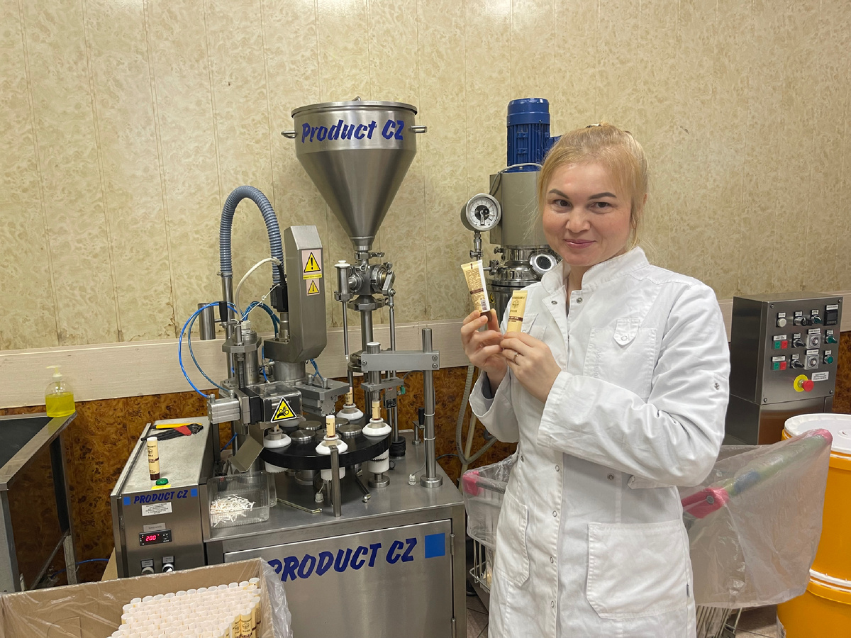 Я на производстве косметики с продуктами пчеловодства 