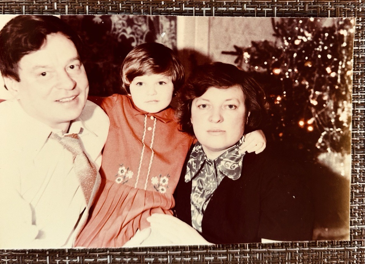   А на фото мне 5 или 6 лет, на дворе сытное и спокойное для нашей семьи время застоя. И до всех потрясений еще далеко.