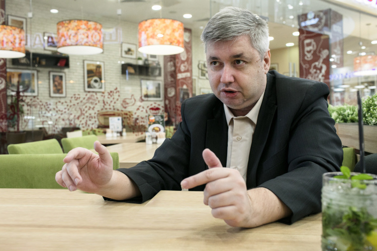    Эксперт по финансовым рынкам, аналитик компании «Золотой монетный дом» Дмитрий Голубовский: «Российская экономика разделилась на две части. Одна часть работает на войну, вторая — все остальное».   
Фото: «БИЗНЕС Online»