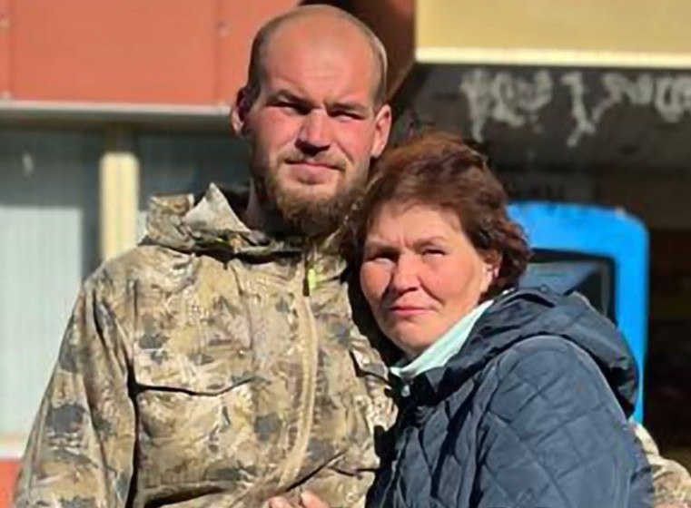   Фото: боец СВО Валентин Гаврилов с матерью/тг-канал фонда «Защитники Отечества» в Магаданской области