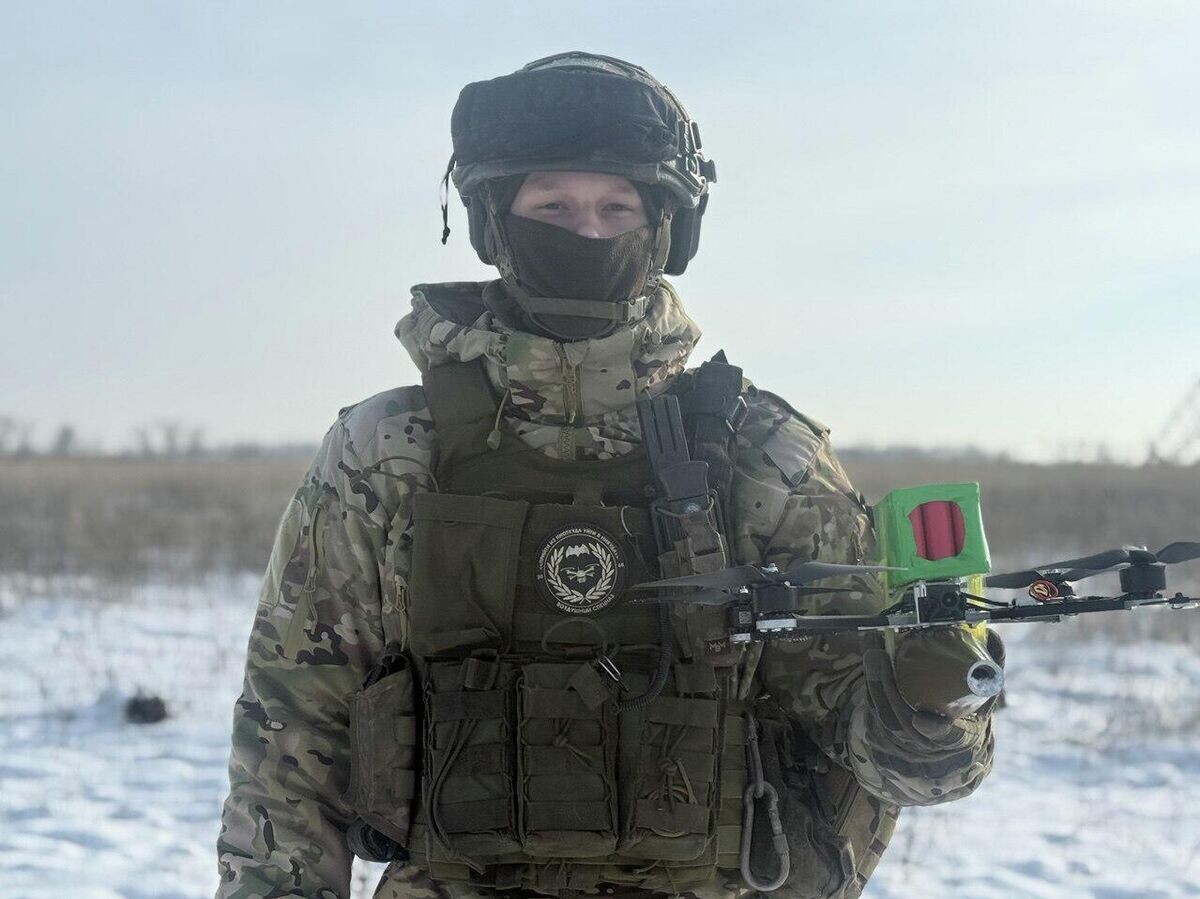    Каша с дроном в руках | © РИА Новости / Давид Нармания