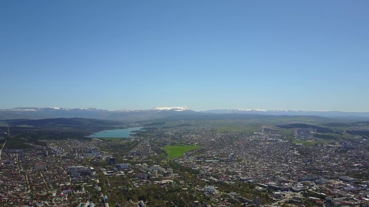 Вид на Симферополь с горы — город в котловине, окружённый холмами