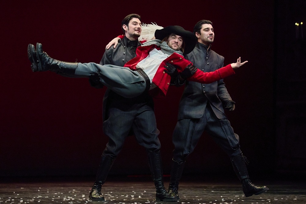    Cцену в "Гамлете" оставили полупустой, чтобы не прятать актеров за декорациями. / Пресс-служба Приморского академического краевого драматического театра имени Горького