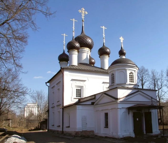 Это старейшее дошедшее до нас здание города! Фото взял отсюда: https://azbyka.ru/palomnik/Файл:Казанский_храм_Рыбинск.jpg#filelinks