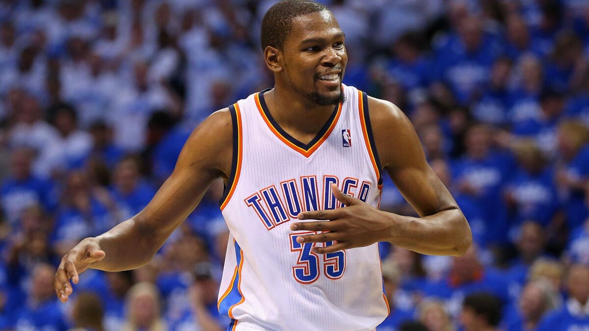 В 2016 году у «Оклахомы» было всё. Молодость, глубина, характер — и ощущение, что команда стоит в одном шаге от чего-то большого. Но этот шаг так и не был сделан.

Кевин Дюрант ушёл.
И вместе с ним ушла одна из самых недосказанных историй в НБА.
