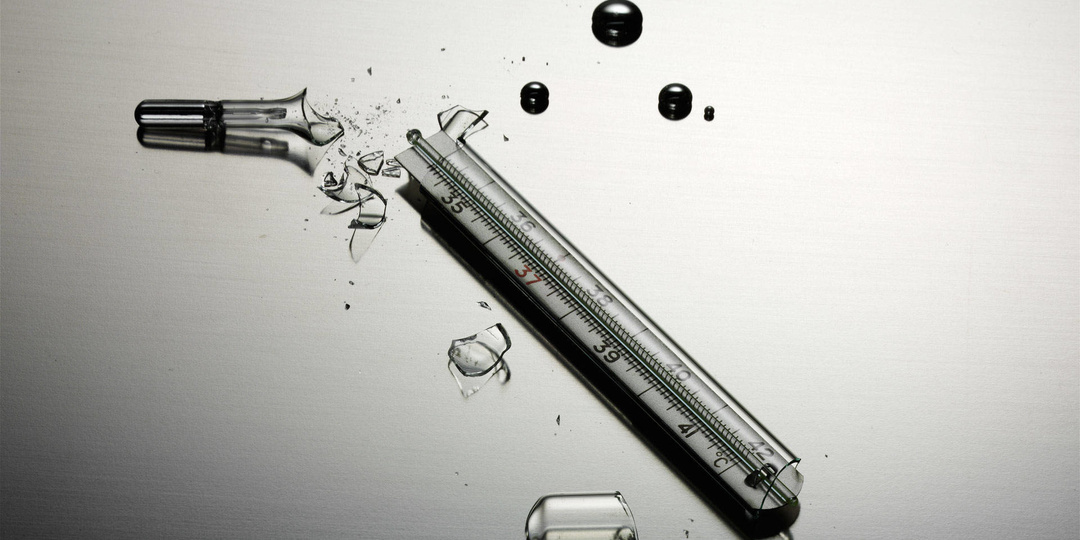 Разбился градусник - не паникуйте! Пошаговая инструкция, как обезопасить себя и дом от ртути