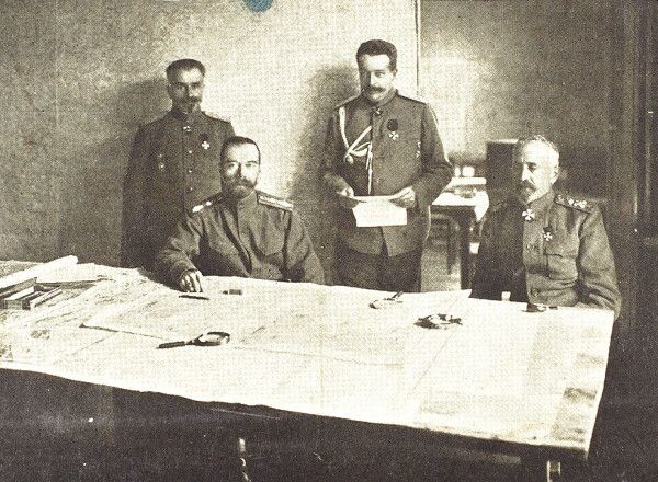 В Ставке. Между Николаем II  и великим князем стоит Янушкевич.