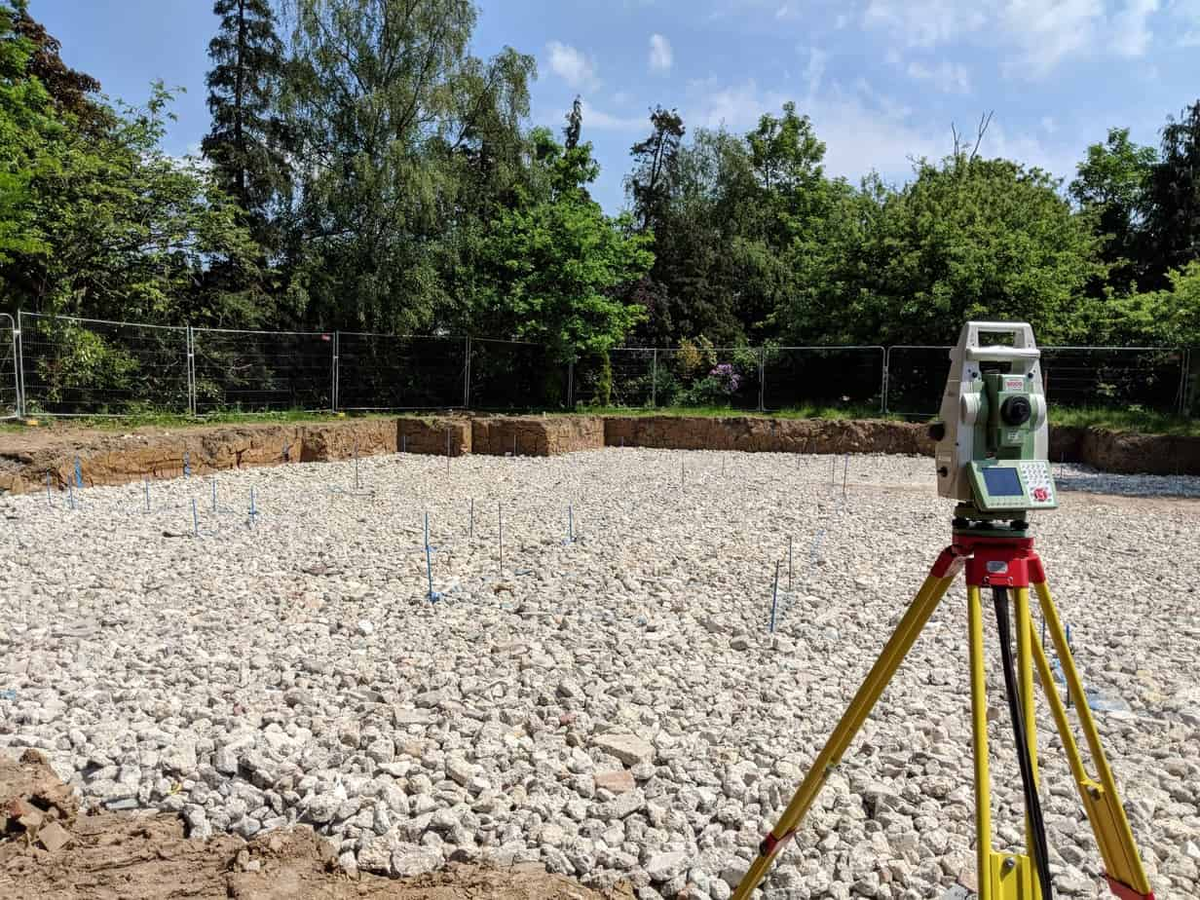 Первый этап — точная разметка. Учитываем рельеф, солнце и вид из дома