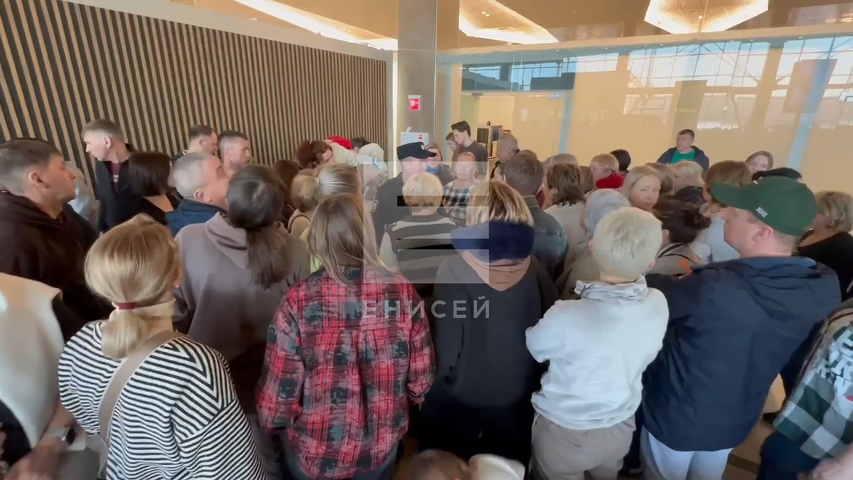     Красноярцы больше суток не могут улететь на Фукуок и вернуться оттуда домой