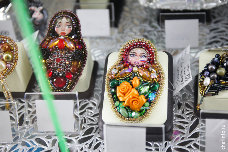    Коллекцию "Редкая птица" создала художник-дизайнер Юлия Бородулина. Это наряды с крупными украшениями в виде птиц