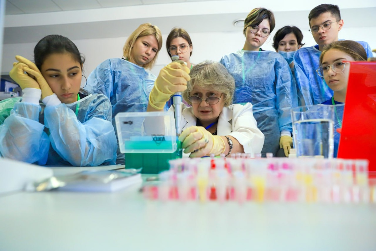 Фото: пресс-служба АГУ. Д.б.н., зав. иммуногенетической лабораторией НИИ КП АГУ Аминат Тугуз с участниками проектных смен по направлению «генетика и персонализированная медицина» образовательного центра «Полярис-Адыгея»  