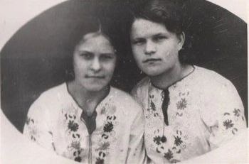 Сестры Анфиса Яковлевна и Валентина Яковлевна(справа) Булатовы