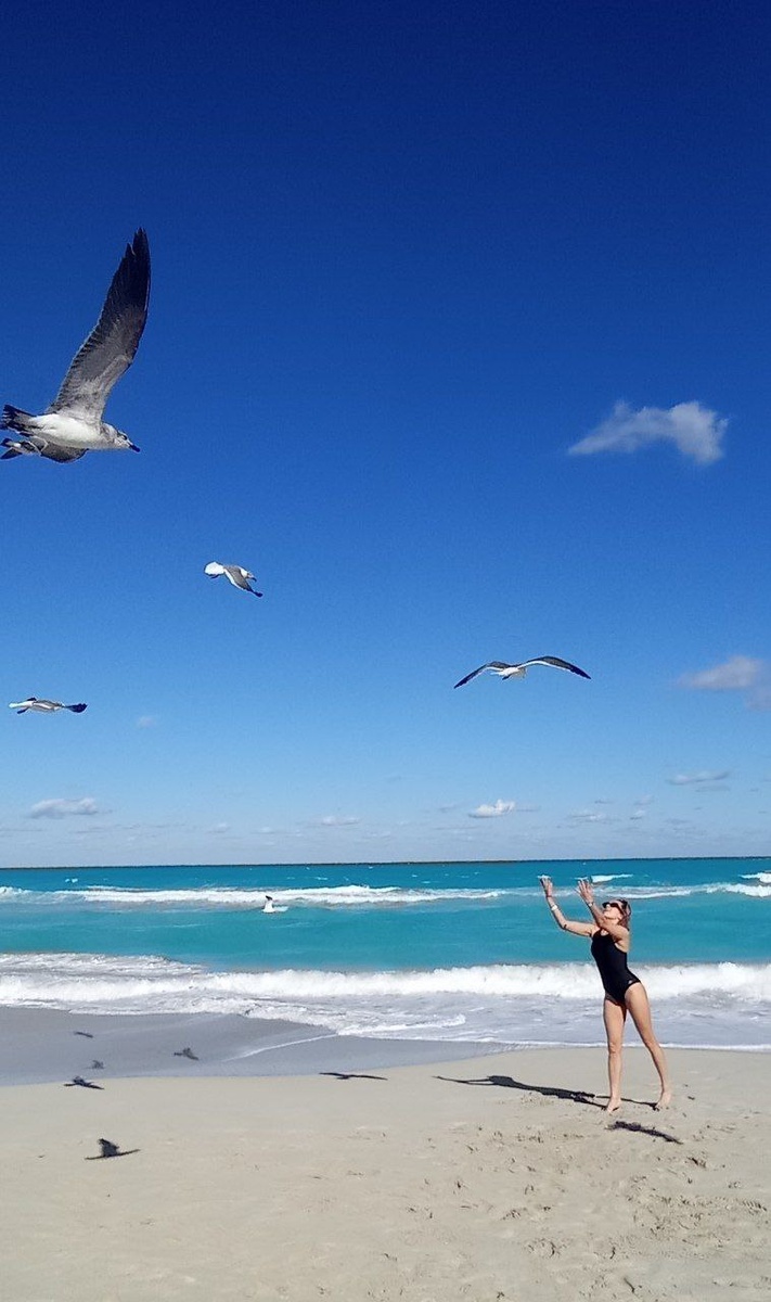 Яркое солнце,голубое небо, бирюзовое море и белый песок