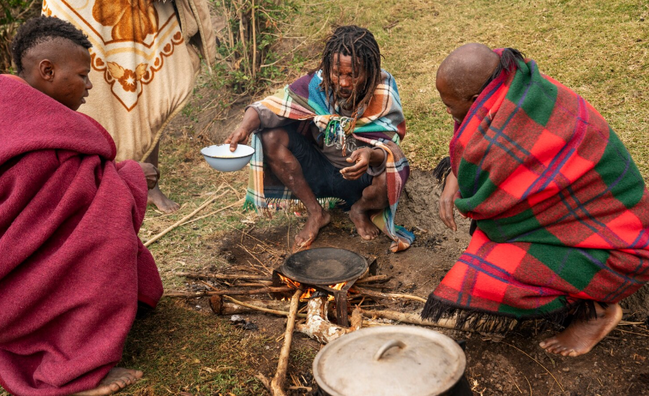 Парни обедают