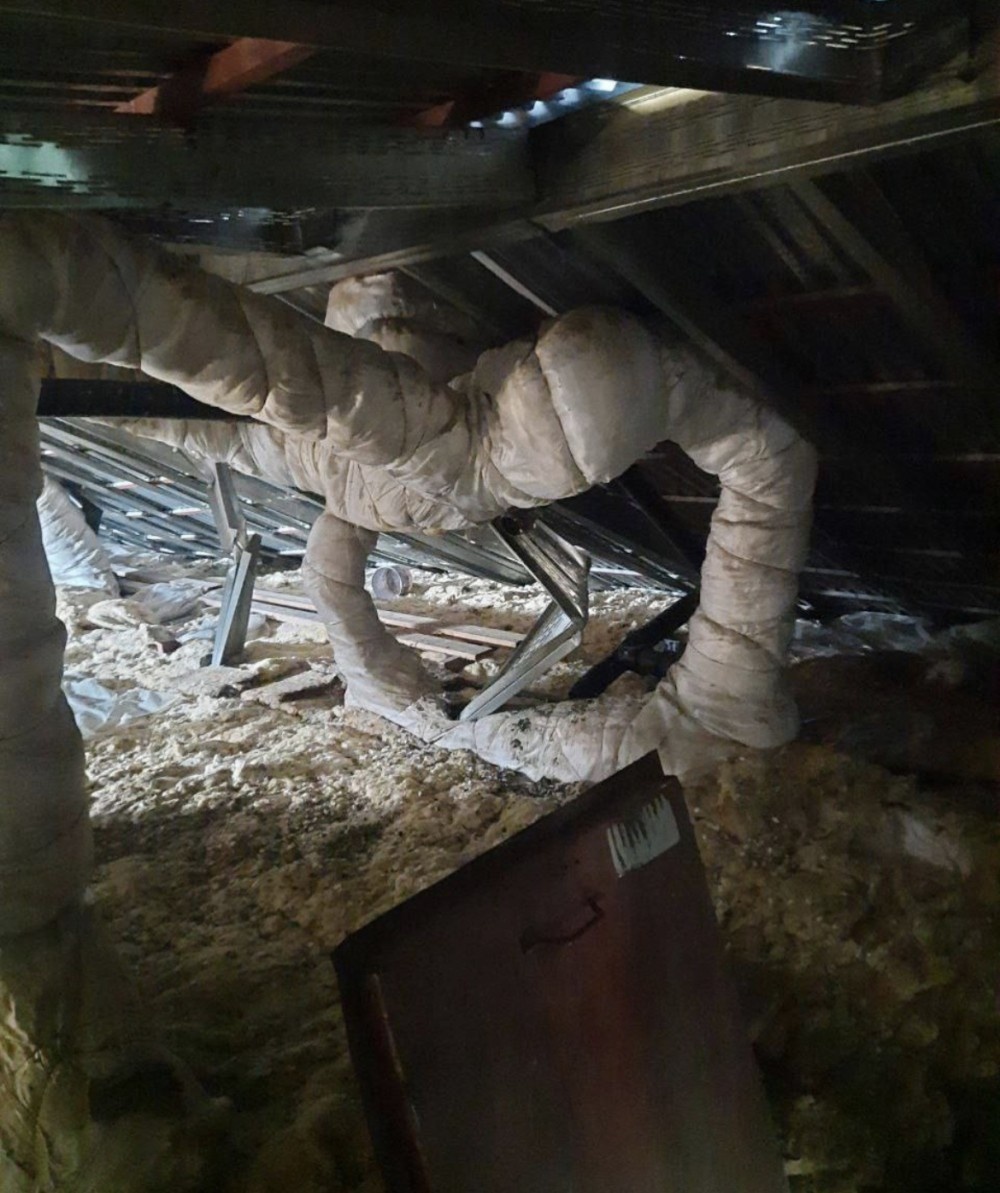    Обрушение кровли из-за снега ликвидируют на ул. Короленко в Чебоксарах