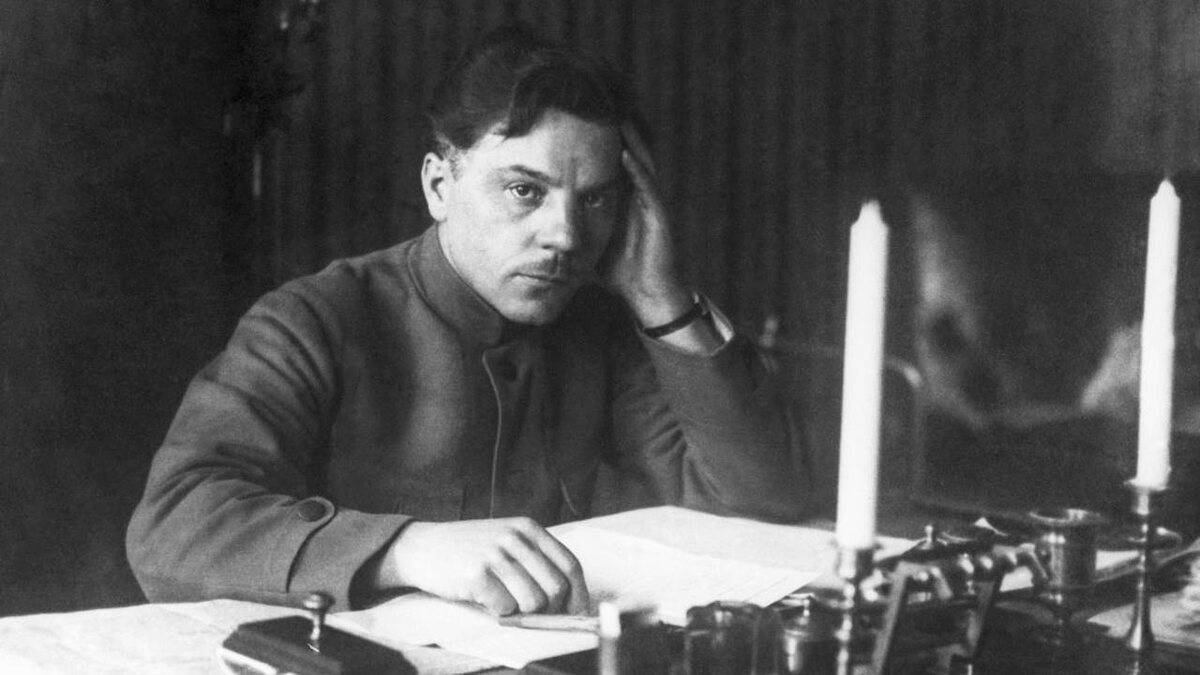 Климент Ворошилов за работой. 