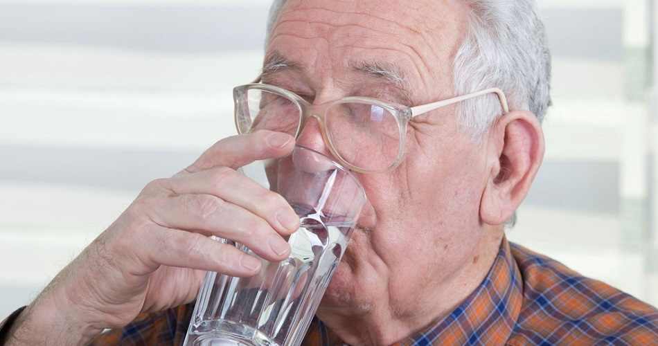 Зачем следить за количеством питья после инсульта