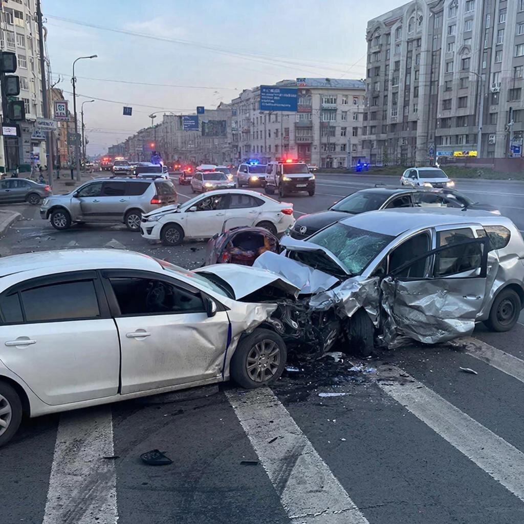 Формально подсудимый владеет только гаражом и разбитым автомобилем.  Фото: Изображение сгенерировано нейросетью / Станислав Казаченко