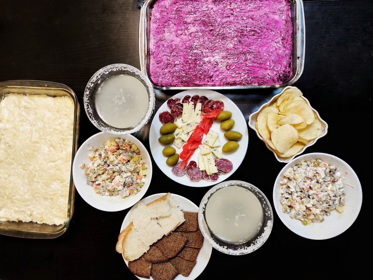 К подаче на НГ стол готовы: селедка под шубой, салат с курицей и ананасами, оливье с говядиной, коктейль маргарита🍸