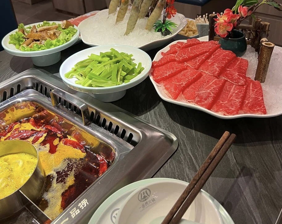 Свежее мясо, овощи и морепродукты