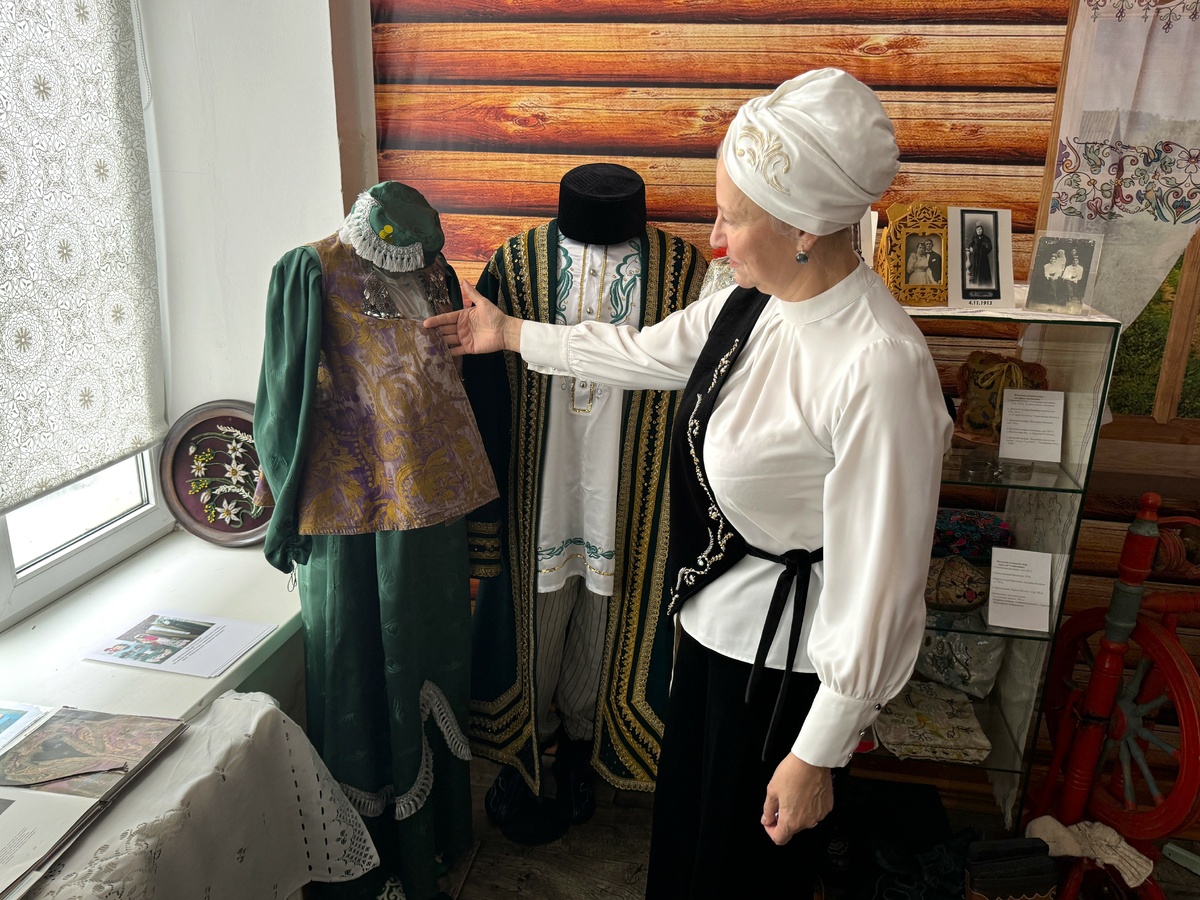 
Венера Салихова демонстрирует экспонаты в музее «Татары Саратовского Поволжья» Национальной татарской гимназии им. Г.Г. Рамаева
Фото: © «Миллиард.Татар»