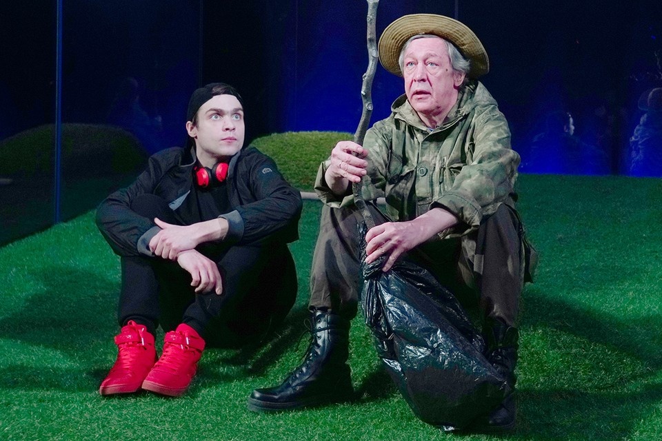    Михаил Ефремов с сыном Николаем в спектакле «Посадить дерево». 2020 год. Фото — Global Look Press.