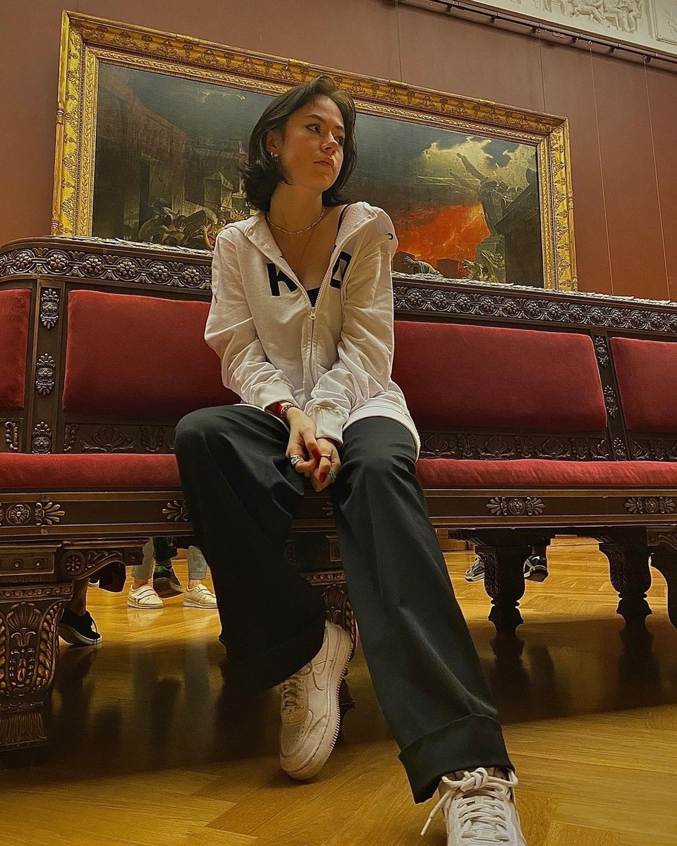    Вера Ефремова — студентка третьего курса Школы-студии МХАТ. Личная страничка героя публикации в соцсети