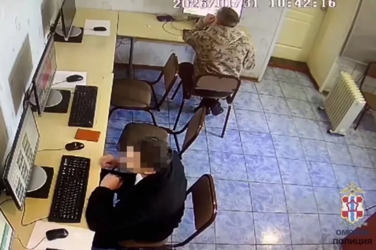   Омич попытался сдать экзамен в ГИБДД с помощью умных часов и микронаушника
