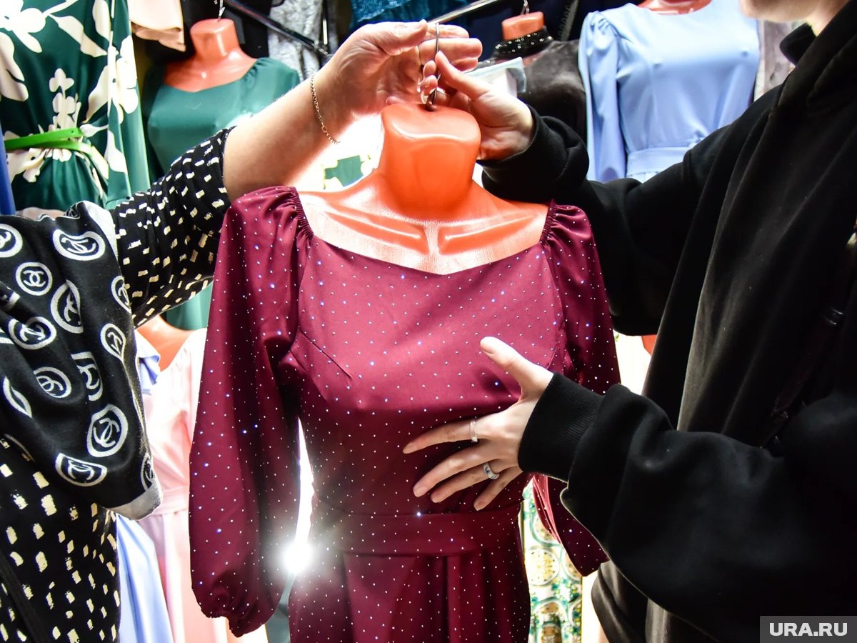     В России массово закрываются офлайн-магазины одежды и обуви