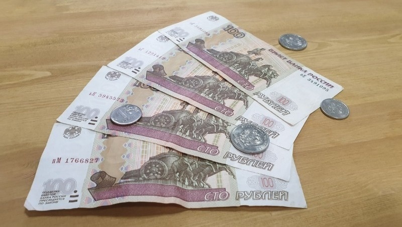 Повышение зарплаты удержит половину астраханцев от смены работы