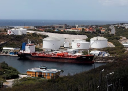    Венесуэла получила за проданную в США нефть $500 млн, которые будут потрачены по усмотрению Вашингтона