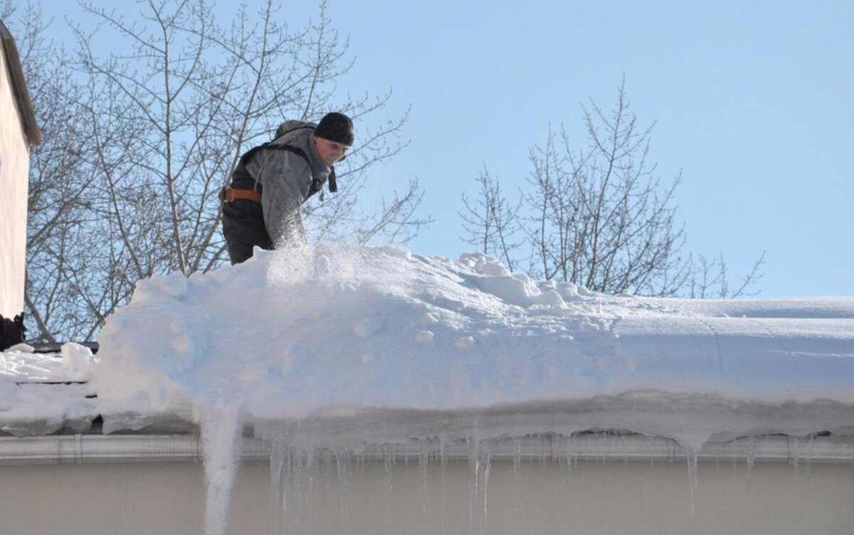    Двое мужчин упали с крыш в Удмуртии при уборке снега