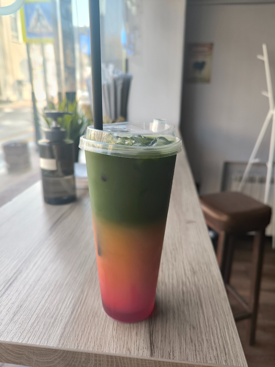 Матча зеленая. Кофе эспрессо. Гранатовый сироп. Апельсиновый сок. Лед. 