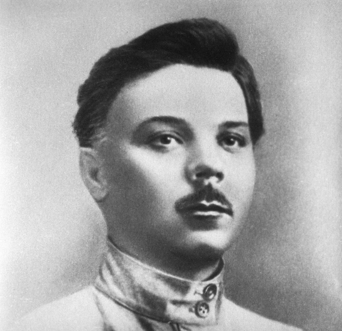    В 1905 году Климент Ворошилов возглавлял Луганский совет рабочих депутатов. С 1908-го вёл подпольную революционную работу в различных городах Российской империи, подвергался арестам и ссылкам. Во время Февральской революции Ворошилова избрали в Петроградский совет рабочих и солдатских депутатов / РИА Новости