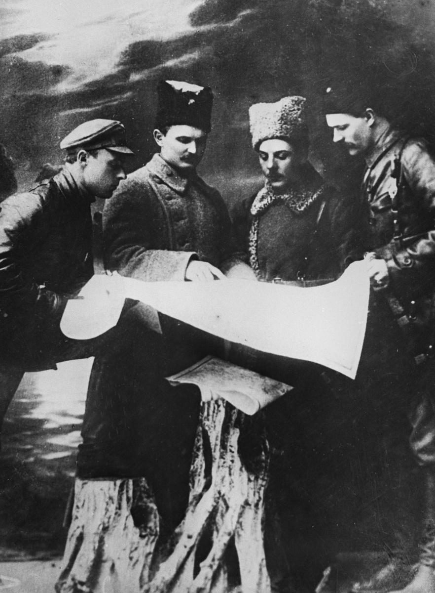    В конце 1917 года Ворошилов стал членом ВЦИК и комиссаром Петроградского военно-революционного комитета. В дальнейшем он работал над формированием ВЧК и частей Красной армии. Ворошилов участвовал в обороне Царицына, в боях с немцами и петлюровцами на Украине. На фронте сблизился с Иосифом Сталиным / РИА Новости