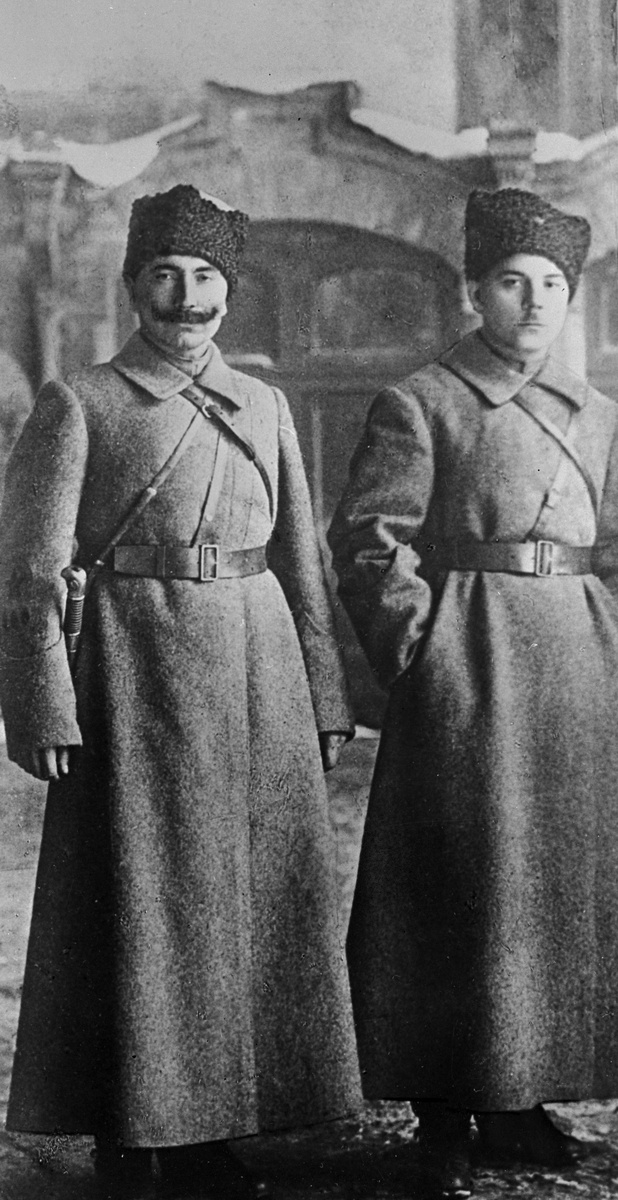    В 1919 году Ворошилов стал наркомом внутренних дел УССР. Вместе с Семёном Будённым он занимался формированием 1-й Конной армии. Он также участвовал в подавлении Кронштадтского восстания. Затем был членом Юго-Восточного бюро ЦК РКП(б) и командующим войсками Северо-Кавказского военного округа / РИА Новости