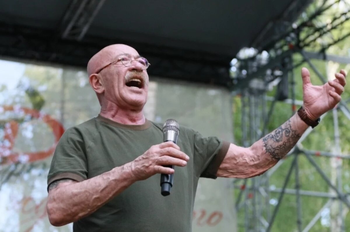    Розенбаум создал товарный знак «Я так промок, налей, сынок»