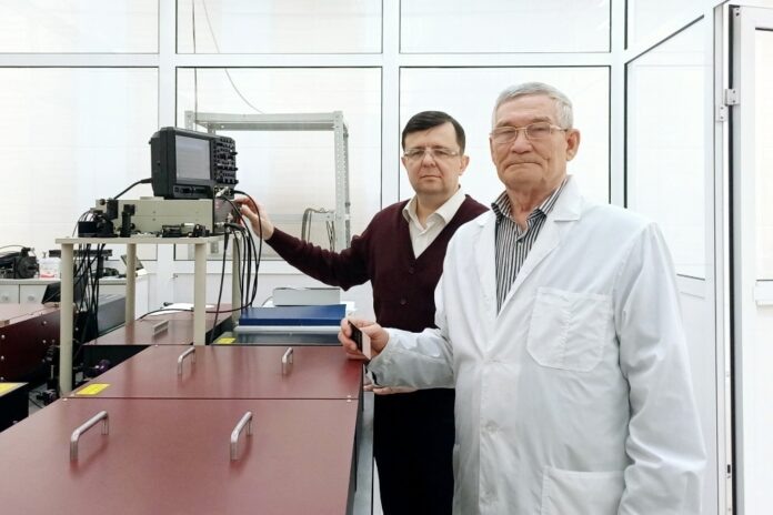    Сибирский "белый лазер" открыл новую эру в медицине и навигации, но ожидания карманной версии все еще остаются.