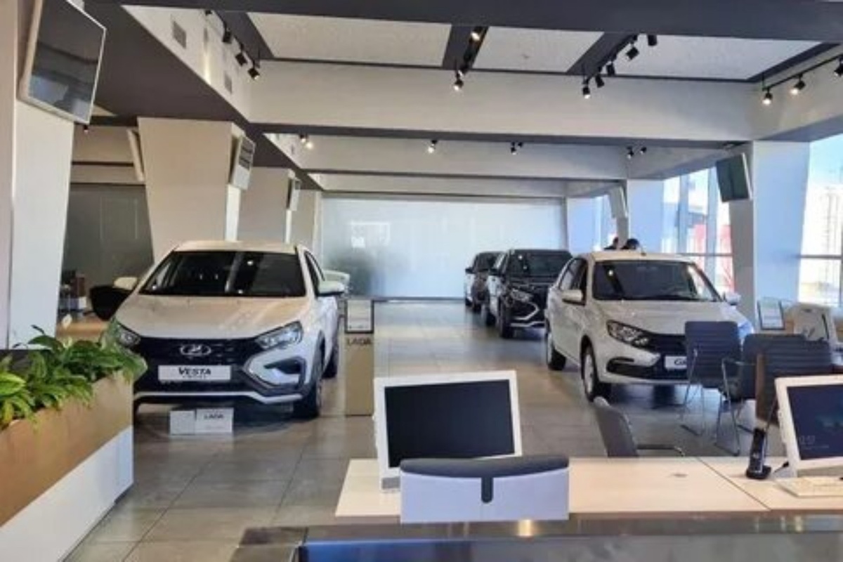 Раньше здесь бились за очередь на «допы», а теперь единственный звук в зале — это уведомления в телефонах скучающих продавцов.